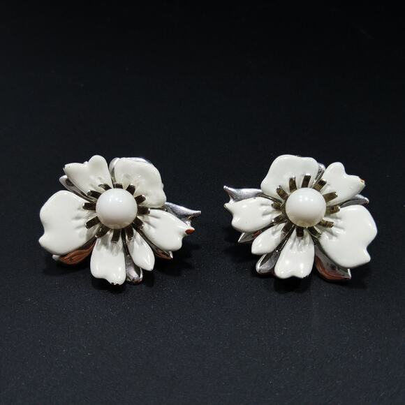 Sarah Coventry White Enamel Flower Earrings Silver Tone Clip On 1960s Vintage - Picture 9 of 10